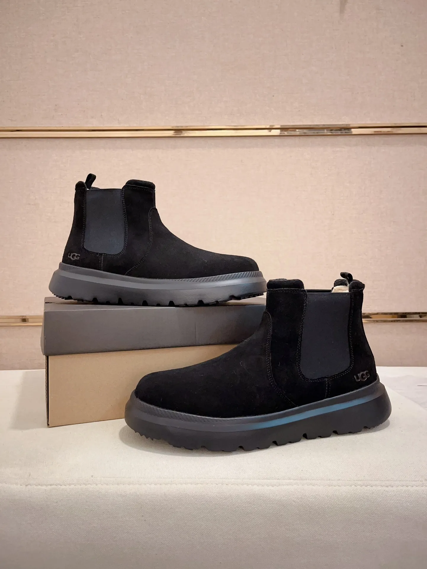 Men's shoes💰: 600💰(high-end goods) UGG❄️❄️Latest model 1:1⃣️quality, fabric: high-end quality first-layer cowhide imported from Europe. Lining: wool lining, sole: pure imported rubber foam outsole. ❤️High-end goods, fine workmanship, trendy and fashionable. The fit is very classy. If you know the goods, you will definitely not be able to refuse😍😍Code number: 41-45. Can be customized 46.47.